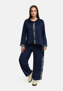 'Delina' Blus Denim – marinblå, flytande & med tryckdetalj