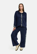 'Delina' Blus Denim – marinblå, flytande & med tryckdetalj